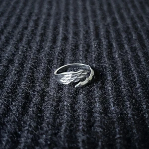 Fusion Sauvage – Wild Fusion Ring - Justerbar ring i rostfritt stål, rost- och nickelfri. Vinge och svanslik kurva möts i en asymmetrisk design med organiska linjer.