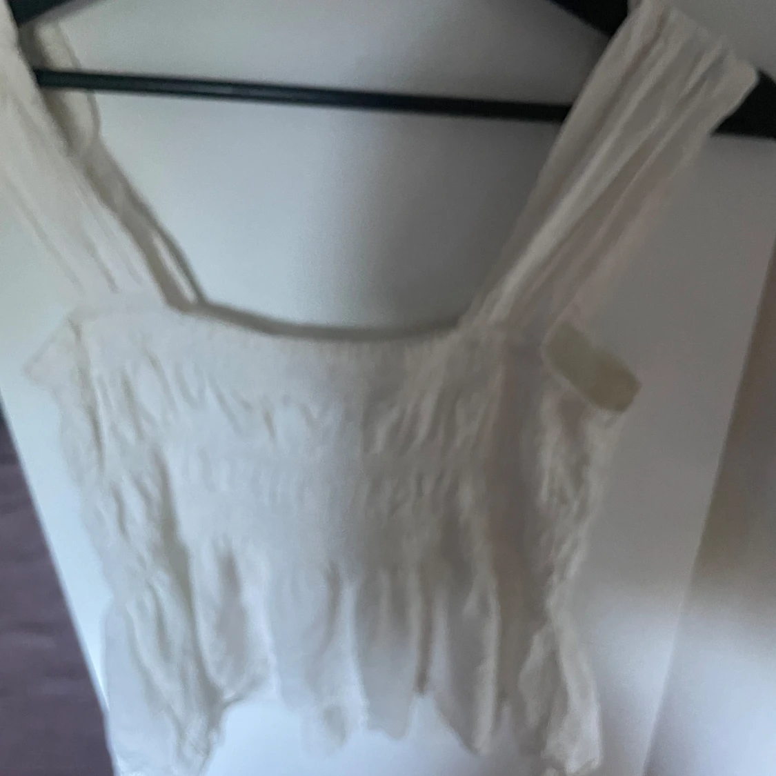 Vit smockad linnetopp från H&M - 2