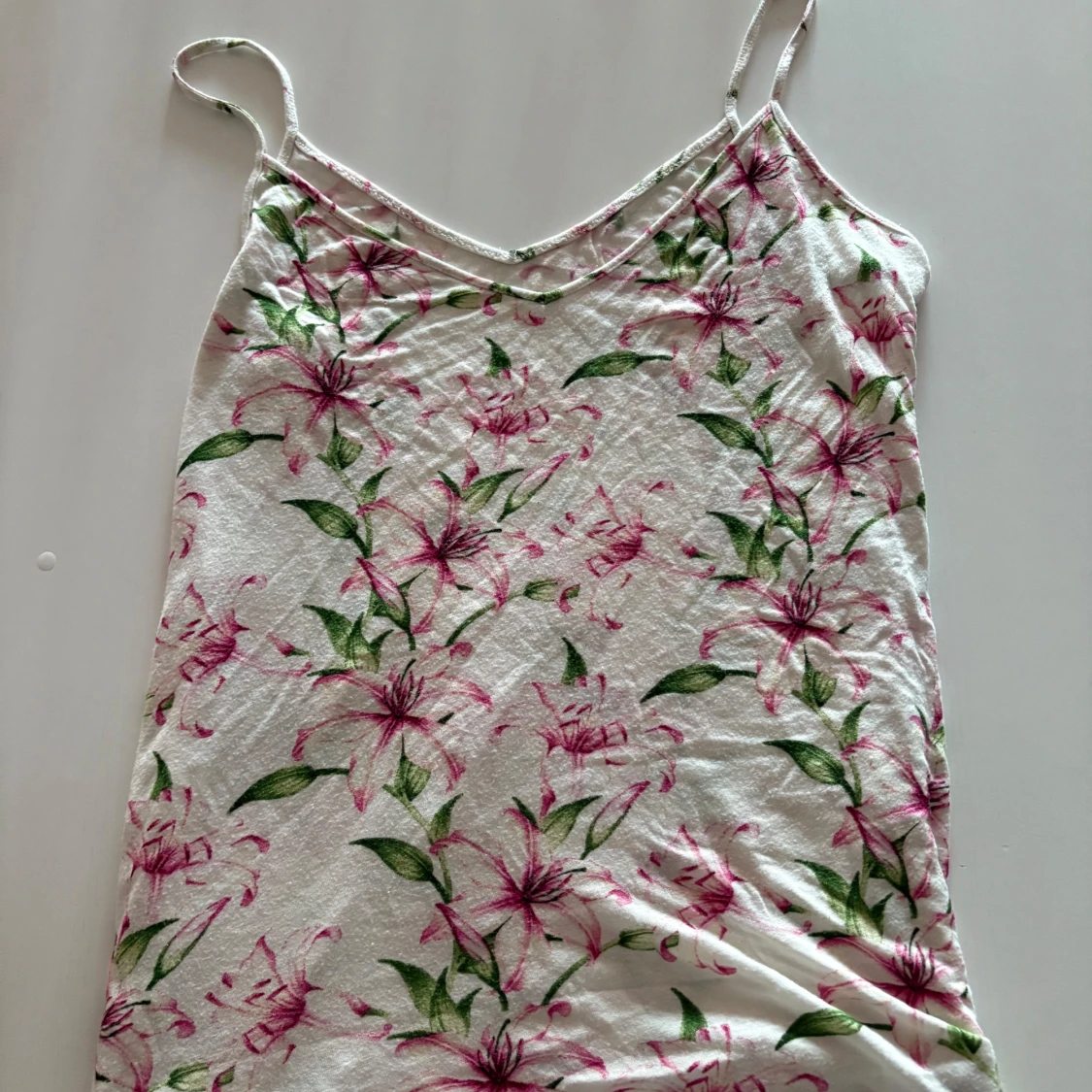 Vit blommig linnetopp med smala band