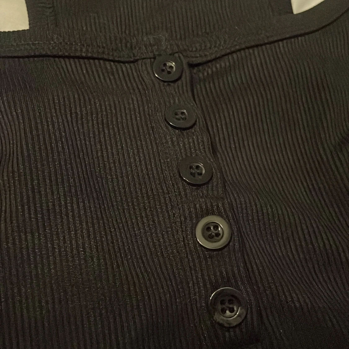 Svart ribbad linnetopp med knappar - 1