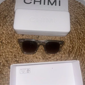 CHIMI transparenta solglasögon - Säljer ett par snygga solglasögon från CHIMI 04 med färgen grey. Glasögonen har en stilren och modern look, levereras med originalfodral och påse. Nästintill oanvända, hör av er vid frågor