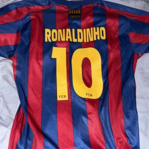 FC Barcelona Ronaldinho 10 matchtröja - Klassisk FC Barcelona fotbollströja med Ronaldinho och nummer 10 på ryggen. Den är knappt använd, den är köpt i barcelona egna butik på camp nou.