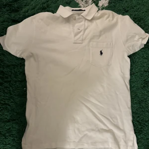 Ralph lauren pike - Säljer denna extremt snygga Ralph Lauren piken🔥 Piken är i storlek S men passar M/L om man inte gillar en oversized fit. Detta är en unik ralph lauren vintage pike med ficka Priset är ej hugget i sten Om du har frågor hör av dig⭐️ 