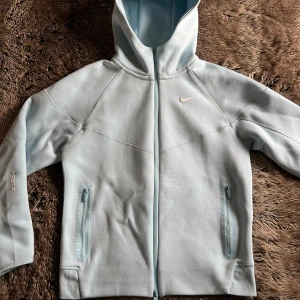 Nike Nocta  - Snygg ljus blå hoodie från Nike Nocta i storlek M men passar även S, Den är i helt perfekt skick alltså ingen tecken på användning, Hoodien är i Nocta material som är väll gillat bland många. Pris kan diskuteras så tveka inte och kontakta vid intresse👌