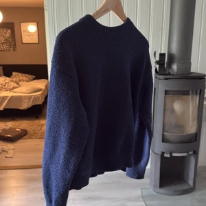 Mörkblå stickad tröja Gina Tricot - Mysig mörkblå stickad tröja från Gina Tricot med rund hals och lång ärm. Tröjan har en enkel och clean design, perfekt för lager-på-lager och chill dagar. Passformen är normal och materialet känns mjukt och skönt mot huden.