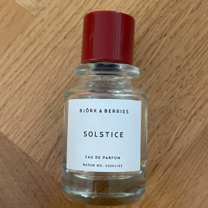 Björk & Berries Solstice parfym  - Parfymen Solstice från Björk & Berries i en stilren glasflaska med röd kork. Flaskan har ca 25-30 ml kvar. Eau de Parfum tillverkad i Sverige, perfekt för dig som gillar skandinavisk design och unika dofter.