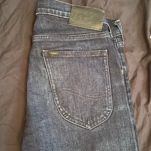 Mörkblå jeans från Lee - Lee jeans som ja använt 2-3 gånger så dom är helt nya. STORLEK W30L30. Om du har frågor är de bara att ställa dom FRAKTAS SAMMA DAG. Nypris ungefär 1200kr 