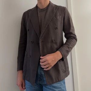 Rose & Born Kavaj (Doubel- breasted) - Storlek 44, passar alltså Xs/S. För kännedom så är modellen 181 cm lång och väger 70kg. Detta kan ge en indikation på om den kommer att passa eller inte (Vänligen se bilder). Nypris är 13995kr. Linne och bomulls blend.