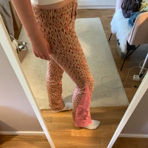 Unika bootcut Lee jeans - Säljer tyvärr mina älsklings jeans för att de är för korta på mig😔🙏 Utsvängda/bootcut och lowwaist💕 Unikt o super coolt mönster, med rosa vid utsvängningen💕 köpta för 600kr. Skulle säga storlek S/M