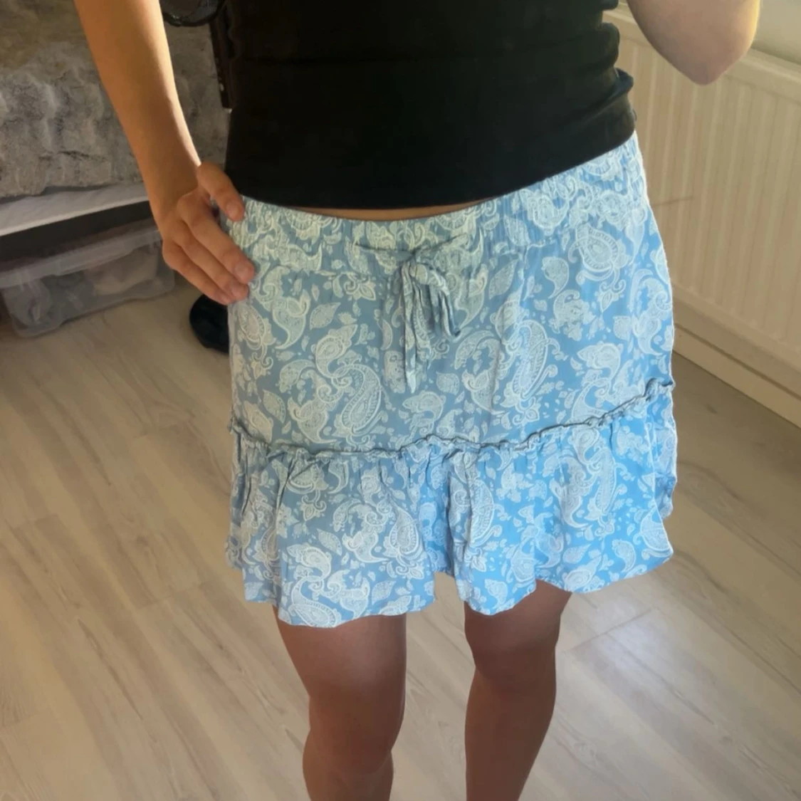 Blå kortkjol med volang och knyt