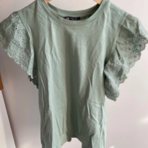 Ljusgrön blus med volangärmar - Supersöt ljusgrön blus med broderade volangärmar ifrån Zara. Perfekt för dig som gillar en feminin och trendig stil.