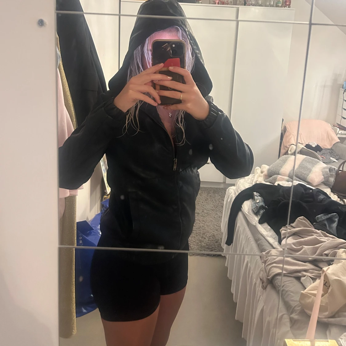 Svart skinnjacka med huva - 2