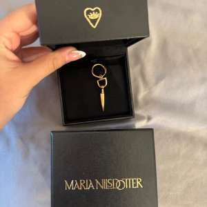Guldörhänge Maria Nilsdotter nit  - Intressekoll på detta populära nit örhänget ifrån maria nilsdotter. helt nytt och ny pris ligger på 2900kr. mitt pris tänker jag är 1800kr. tveka inte på ställa frågor