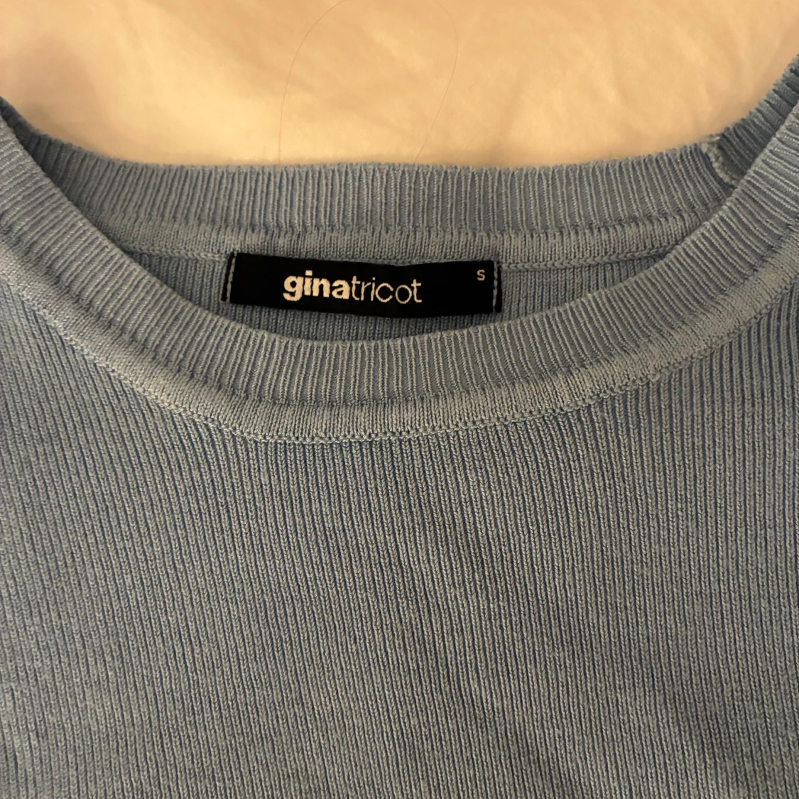 Ljusblå stickad topp från Gina Tricot - 2