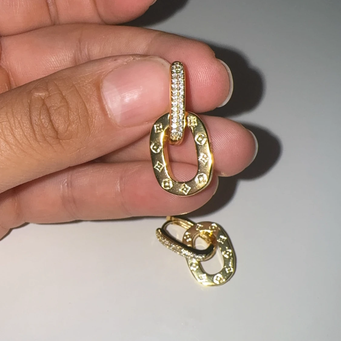 Guldiga örhängen med stenar Lu -inspirerade