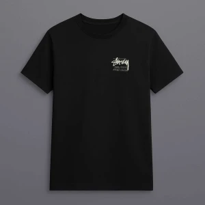 Svart Stüssy x Casablanca t-shirt - Svart t-shirt med Stüssy-logga på bröstet och stor färgglad Casablanca-illustration på ryggen. Klassisk passform, rund hals och korta ärmar. Perfekt statement-plagg för dig som gillar streetwear och coola prints.