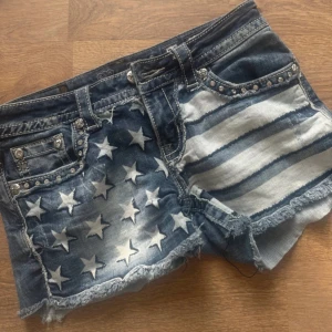 Miss me shorts  - Snygga blå jeansshorts från Miss Me i storlek 28 men skulle säga att det är lite mindre i storlek om man jämför med 28 i miss me Jeans! Ligger ute på min vinted också 