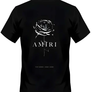Svart Amiri t-shirt med rosprint - Svart t-shirt från Amiri med coolt tryck av en metallisk ros och texten AMIRI på ryggen. Framsidan har en stilren logga med droppande effekt. Klassisk passform och rund hals. Perfekt för dig som gillar streetwear med edge.