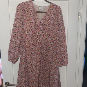 Blommig långklänning från Neo Noir - Medellång Blommig klänning från Neo Noir köpt i Köpenhamn, knappt använd!