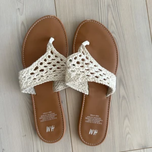 Beige virkade sandaler från H&M - Snygga sandaler från H&M med virkad ovandel. Använd ett fåtal gånger, så jättefint skick!!💓☀️