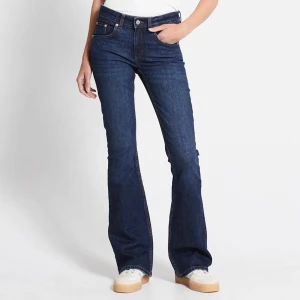Mörkblå bootcut Low waist  jeans - Mörkblå jeans ifrån Lager 157, använda men inga tydliga defekter eller andra tecken på mycket användning, Storlek XXS short, skriv vid intresse eller fler bilder💙
