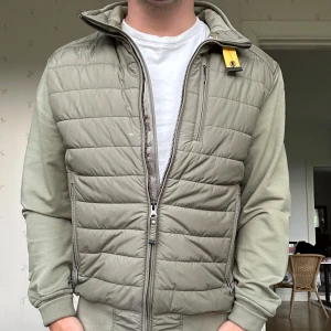 Olivgrön cardigan från Parajumpers - Snygg olivgrön cardigan från Parajumpers med quiltad front och mjuka ärmar. Cardiganen är i storlek S, är i mycket bra skick och inte alls mycket använd. Perfekt för våren och hösten. Hör av dig vid frågor och funderingar! 