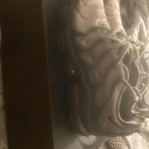 Nike Vapormax sneakers i ljusgrönt - Nike Vapormax sneakers i ljusgrönt med unika genomskinliga sulor och snörning. Ovandelen är i syntetmaterial och mesh för en sportig Innersulan har camo-mönster och tydlig Vm-logga. Perfekta för dig som gillar streetstyle och vill sticka ut.