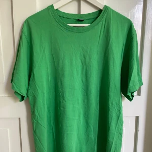 Grön basic t-shirt i bomull - Enkel och stilren grön t-shirt i oversized passform. T-shirten har rund halsringning och är tillverkad i mjuk bomull. 