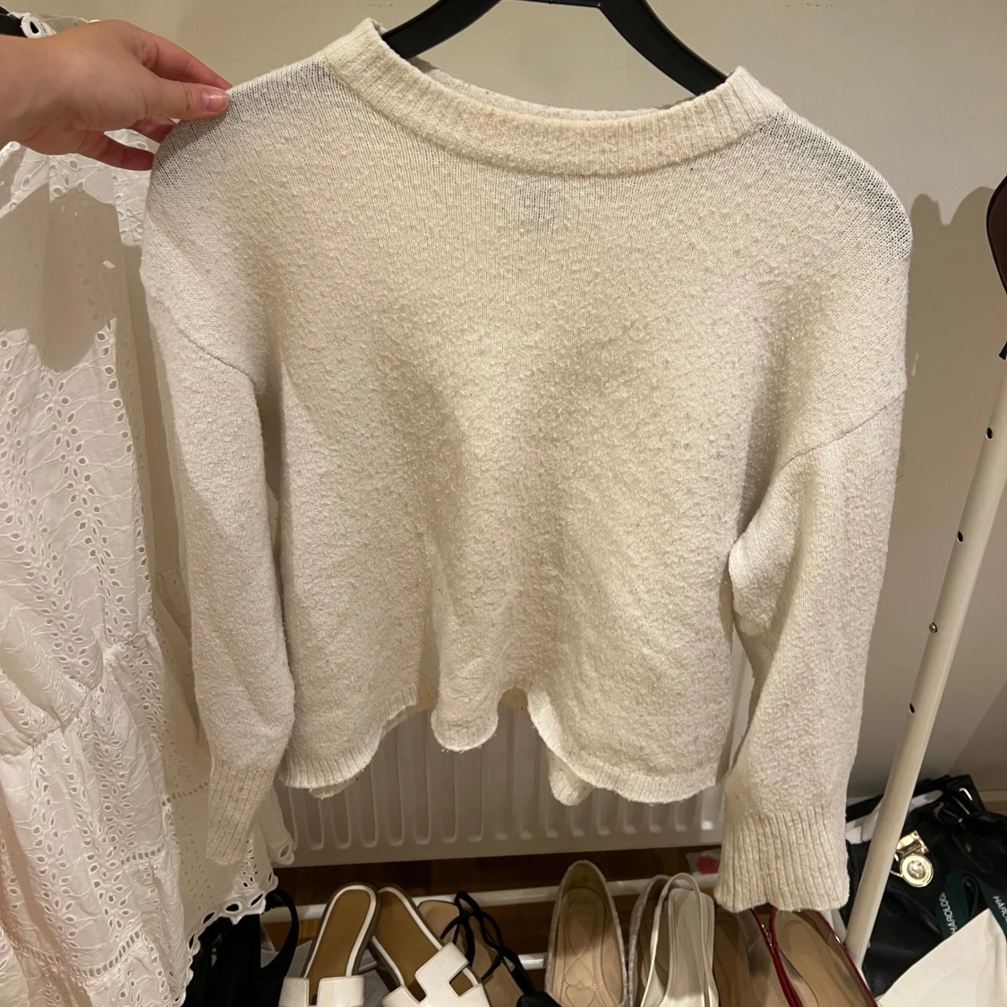 Stickad vit tröja