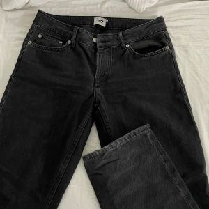 Svarta jeans från 157, storlek S - Säljer svarta lager157 jeans då dem inte används. Modellen har knappar istället för gylf och har låg/medelhög midja. Jeansen har inga defekter alls och är i storlek S. Vid frågor eller prisförslag är det bara att skriva! 💘