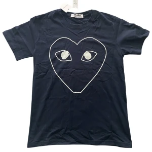 CDG t shirt - Nu säljer vi en CDG t shirt i nytt skick.  På tröjan står det M men den passar mer som S. Grabben på bilden e 173 cm lång och väger 67 kg. Vid frågor är det ba o skriva🤩👍