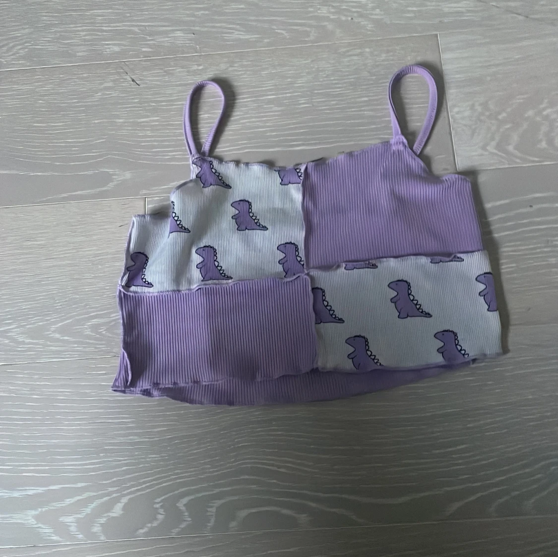 Lila patchwork linnetopp med dinosaurier från SHEIN.