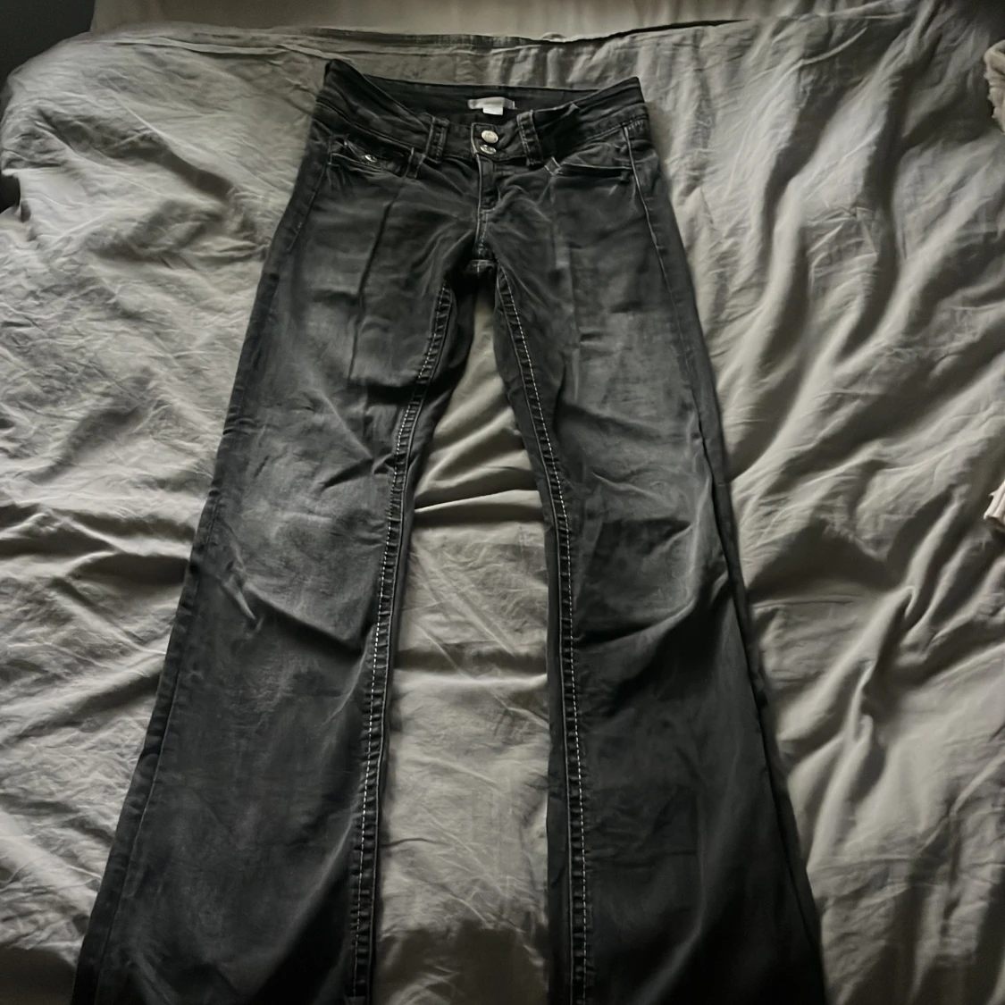 Svarta bootcut jeans från Gina Tricot