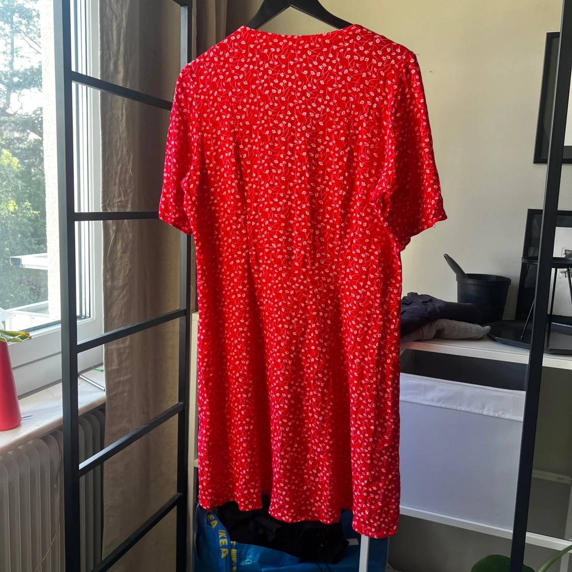 Röd blommig kortklänning från Monki - 1