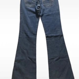 True religon low waist boot cut jeans - Storlek 28. Lite slitna vid benöppningen. Mått: midja 37cm, innerbenslängd 86cm