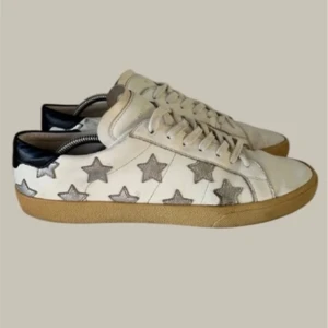 Ysl skor - Säljer nu ett par riktigt feta ysl skor som är perfekt nu till sommaren, dom är i sjukt bra skick skulle jag säga men man avgör skicket självklart själv efter bilderna,inget og men självklart äkta! Skriv vid minsta fundering🌟 