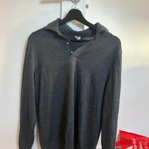 MERINO TRÖJA FRÅN ARKET - säljer en skitsnygg merino tröja från arket. Ganska bra skick förutom en lagning på vänster axel. Perfekt nu inför våren! Skriv om ni har fler frågor. Säljer en massa gamla kläder från garderob, gå in och kika 🫣 