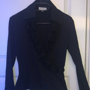 Svart långarmad tröja - Fin svart långarmad tröja med blommiga detaljer på framsidan🌹🌹öppen halls. Perfekt för en fin klass y o festlig look