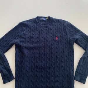 Mörkblå stickad tröja från Ralph Lauren - Säljer en mörkblå stickad tröja från Ralph Lauren. Är i ny skick använd 1-2 gånger 