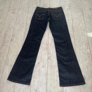Lågmidjade bootcut Levis jeans - Jätte bra skick inga tecken på slitage. Storlek 27X32. Midjemått 36 cm och innerbenslängd 80 cm. Har tyvärr ingen bild på då de är försmå