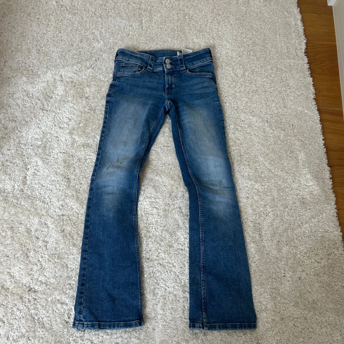 Blå bootcut jeans