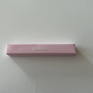 Mascara från CAIA - Ny från förpackning!! Snyggt mascara från CAIA julkalender i en elegant rosa förpackning. Lätt att applicera och är inte fläckig. 