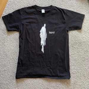 Svart t-shirt med tryck från Fruit of the Loom - Officiell Kent merch köpt på deras tour 2025. Aldrig använd, endast provad en gång. Nypris 400 kr. storlek S