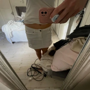 Vit jeans kjol  - Säljer en vit jeanskjol som är super fin, den ör aldrig använd och som ny!