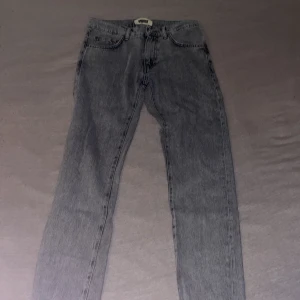Grå jeans från Woodbird - Säljer ett par grå jeans från Woodbird. Denna modell är snygg och populär just nu. Storlek 28-30. ✨Priset kan diskuteras vid snabb affär✨
