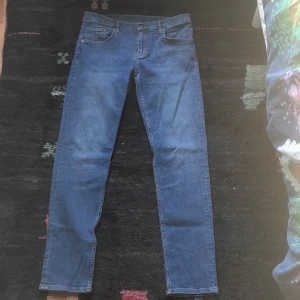 Blå jeans från J.Lindeberg - Snygga blå jeans från J.Lindeberg i klassisk design. De har en normal passform och är tillverkade i ett slitstarkt denimtyg. Pris kan diskuteras. Tveka inte om att fråga om mer bilder!