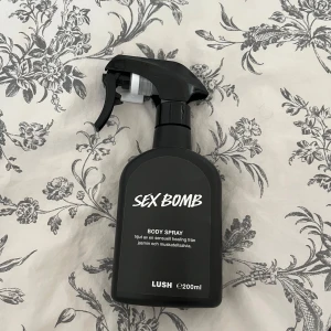 Sex Bomb Body Spray från Lush - Säljer en flaska med Sex Bomb Body Spray från Lush. Den har en sensuell doft av jasmin och muskatellsalvia. Flaskan är svart med en praktisk sprayfunktion och rymmer 200 ml. Jag skulle säga att det nu finns ca 195 ml kvar då den knappt är använd. Ordinarie pris 360kr. Priset kan diskuteras. 