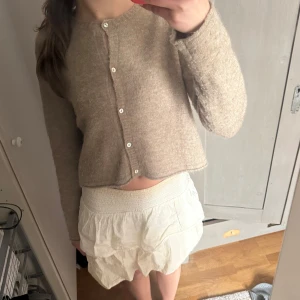 Beige kofta från Zara - Säljer en beige kofta från Zara. Den har långa ärmar och knäpps med pärlemor knappar framtill. 💗