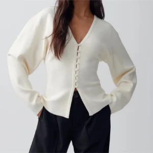 Vit kofta - Säljer en stilren vit kofta med v-ringning och knappar framtill. Koftan har långa ärmar och en ribbad struktur som ger en elegant touch. Passar perfekt till en gullig jeanskjol!💓💓