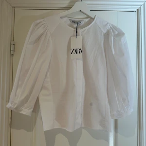 Zara blus - Jättefin blus/ skjorta från Zara som tyvärr aldrig har kommit till användning då den är för liten för mig, har pris lapp kvar 💗